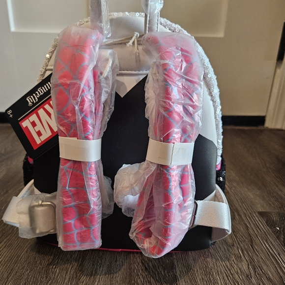 BNWT spider gwen sequin loungefly backpack - Picture 5 of 6
